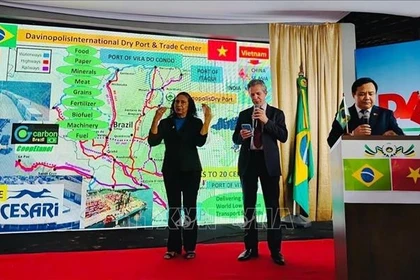 El embajador de Vietnam en Brasil, Bui Van Nghi, en encuentro con el alcalde de Davinópolis, Zé Pequeno (Foto: VNA)