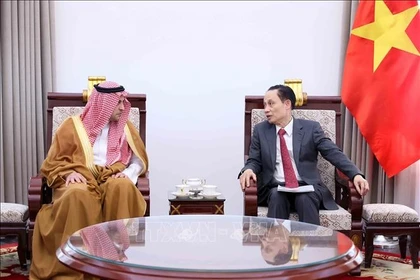 El ministro de Relaciones Exteriores de Vietnam, Le Hoai Trung, recibe al embajador saliente de Arabia Saudita, Mohammed Ismaeil A. Dahlwy. (Foto: VNA)