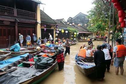 El casco antiguo de Hoi An queda sumergido por lluvias intensas y prolongadas. (Foto: VNA)