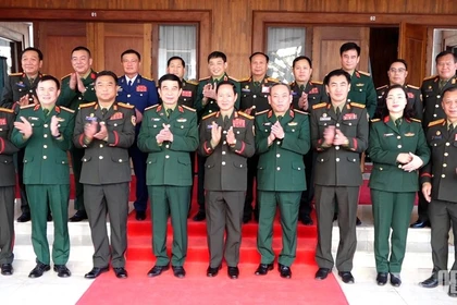 El ministro de Defensa de Vietnam, general Phan Van Giang, y su homólogo laosiano, general Khamliang Outhakaysone toman foto con otros delegados. (Foto: VNA)