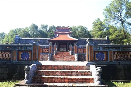 Estructura erigida ilegalmente frente al mausoleo de la Reina Madre Tu Du (Foto: VNA)