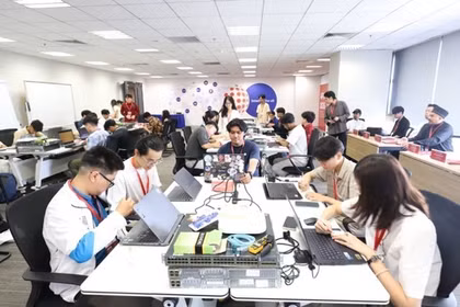 Los participantes adquieren conocimientos fundamentales sobre el despliegue de infraestructuras de red, la conexión de dispositivos y la implementación de redes inalámbricas, combinando teoría y práctica. (Fuente: mst.gov.vn)