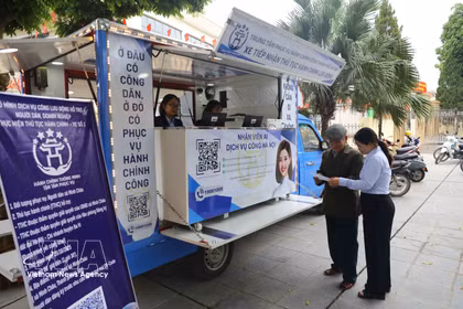 El modelo de “servicios públicos móviles” pone al ciudadano en el centro de la reforma y la transformación digital. (Foto: VNA)