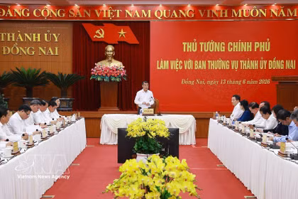 El primer ministro de Vietnam, Le Minh Hung, y las autoridades de la provincia sureña de Dong Nai. (Foto: VNA)