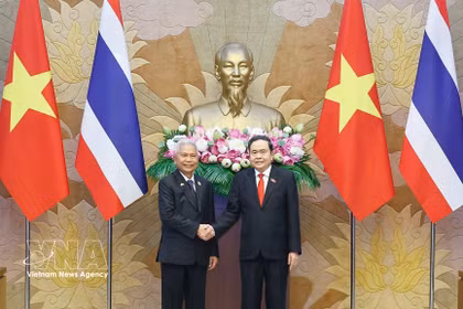 El presidente de la Asamblea Nacional de Vietnam, Tran Thanh Man, recibe al presidente de la Asamblea Nacional y titular de la Cámara de Representantes de Tailandia, Sophon Zaram. (Foto: VNA)