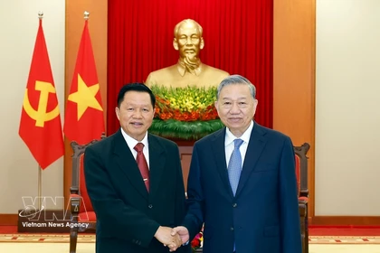 El secretario general del Partido Comunista de Vietnam, To Lam, recibe al ministro de Seguridad Pública de Laos, coronel general Vanthong Kongmany. (Foto: VNA)