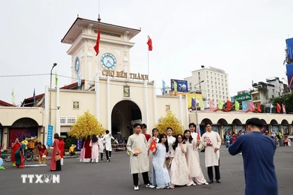 Turistas en el marcado emblemático de Ben Thanh en Ciudad Ho CHi Minh. (Foto: VNA)
