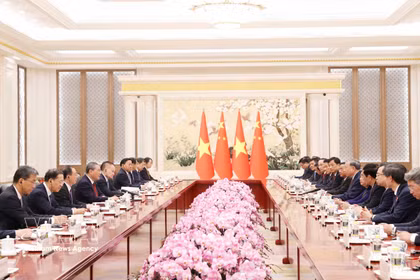 El secretario general del Partido Comunista y presidente de Vietnam, To Lam, sostiene en Beijing un encuentro con el primer ministro del Consejo de Estado de China, Li Qiang. (Foto: VNA)