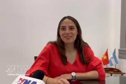 La doctora argentina Nadia Radulovich, especialista en Relaciones Internacionales, en una entrevista con la VNA (Foto: VNA)