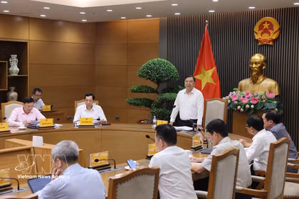 El viceprimer ministro permanente de Vietnam, Pham Gia Tuc, pide a garantizar calidad de gasolina E10 y derechos de consumidores (Foto: VNA)