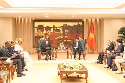 El viceprimer ministro y titular de Defensa de Vietnam, Phan Van Giang, recibe al ministro y secretario general del Gobierno de Mauritania, Moctar Al Housseynou Lam. (Foto: baoacinhphu.vn) 