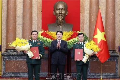 El presidente de Vietnam, Luong Cuong, en su calidad de jefe del Consejo de Defensa y Seguridad Nacional y Comandante en Jefe de las Fuerzas Armadas, presidió hoy una ceremonia para ascender a dos altos oficiales del Ministerio de Defensa al rango de Coronel General. (Foto: VNA)