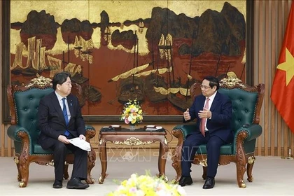 El primer ministro de Vietnam, Pham Minh Chinh, recibe al ministro japonés de Asuntos Internos y Comunicaciones, Hayashi Yoshimasa (Foto: VNA)