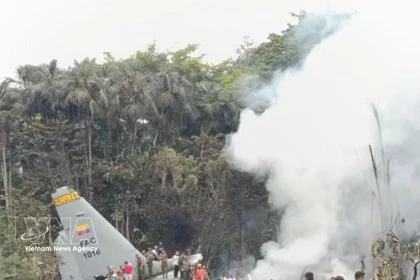 El accidente de un avión militar de transporte ocurrido el 23 de marzo en Colombia dejó 69 fallecidos y numerosos heridos. (Foto: Xinhua/ VNA)