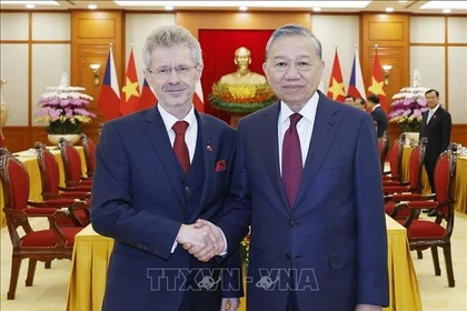 El secretario general del Partido Comunista de Vietnam, To Lam, y el presidente del Senado de la República Checa, Milos Vystrcil. (Foto: VNA)