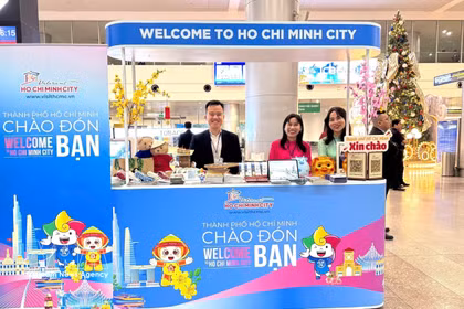 Mostrador de promoción turística de Ciudad Ho Chi Minh en el Aeropuerto Internacional de Tan Son Nhat. (Foto: VNA)