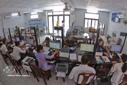Habitantes realizan trámites administrativos en el Centro de Servicio Público de la comuna de Hoa Tien, en la ciudad de Can Tho. (Foto: VNA)