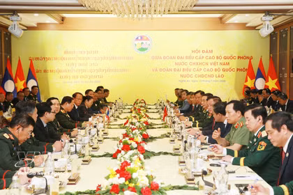 Conversaciones oficiales en el marco del tercer Intercambio de amistad de defensa fronteriza Vietnam- Laos. (Foto: VNA)