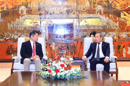 El subsecretario del Comité del Partido y presidente del Comité Popular de Hanoi, Vu Dai Thang, y el gobernador de la prefectura japonesa de Yamanashi, Nagasaki Kotaro. (Foto: VNA)