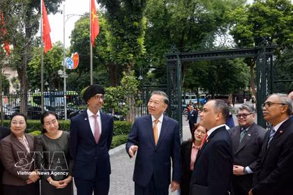 El secretario general del Partido Comunista y presidente de Vietnam, To Lam, recibe a embajadores y encargados de negocios de los países miembros de la ASEAN acreditados en Hanoi. (Foto: VNA)