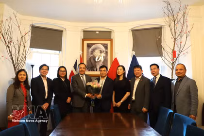 El embajador de Vietnam en el Reino Unido, Do Minh Hung, y el Comité ejecutivo de la Asociación de Intelectuales Vietnamitas en el Reino Unido e Irlanda. (Foto: VNA)