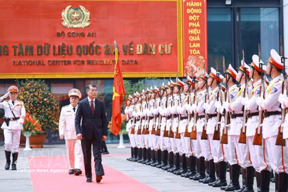 El primer ministro de Vietnam, Le Minh Hung, asiste a la ceremonia por el 80 aniversario del día tradicional de la fuerza de Policía de Gestión administrativa sobre el orden social. (Foto: VNA)