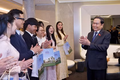 El presidente de la Asamblea Nacional de Vietnam, Tran Thanh Man, con representantes de la Asociación de Estudiantes y destacados becarios vietnamitas en Italia.(Foto: VNA)