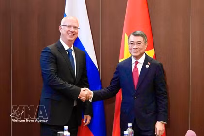 El primer ministro de Vietnam, Le Minh Hung, y el director general del Fondo de Inversión Directa de Rusia (FIDR), Kiril Dmitriev. (Foto: VNA)