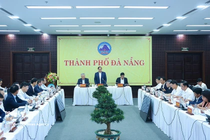 El primer ministro de Vietnam, Pham Minh Chinh, en una reunión de trabajo con el Buró Ejecutivo del Comité del Partido Comunista de Vietnam en la ciudad central de Da Nang (Foto: VNA)