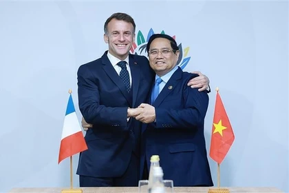 El primer ministro de Vietnam, Pham Minh Chinh, y el presidente de Francia, Emmanuel Macron. (Foto: VNA)