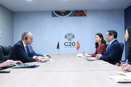 El primer ministro vietnamita, Pham Minh Chinh, y su homólogo alemán, Friedrich Merz. (Foto: VNA)