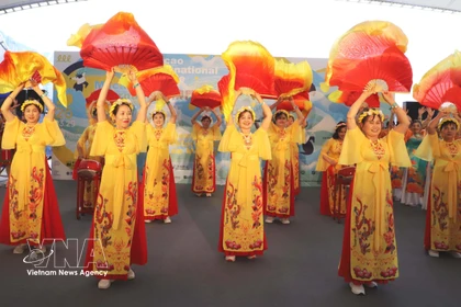 Vietnam impresiona en el Carnaval Internacional de Macao con danzas tradicionales y trajes típicos (Foto: VNA)