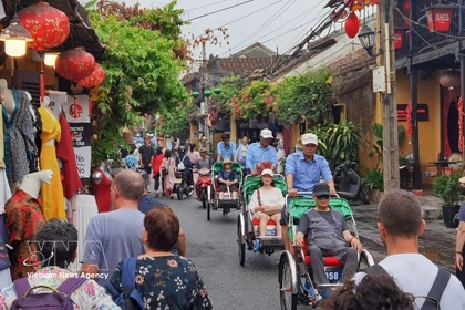 Turistas en el casco antiguo de Hoi An. (Foto: VNA)