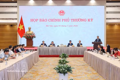 La rueda de prensa ordinaria del Ejecutivo correspondiente a abril de 2026, celebrada el 4 de mayo en Hanoi (Foto: VNA)