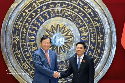 El vicepresidente de la Asamblea Nacional de Vietnam Nguyen Doan Anh recibe al titular de la Comisión de Relaciones Exteriores, Cooperación Internacional e Información de la Asamblea Nacional de Camboya, Suos Yara. (Foto: VNA)