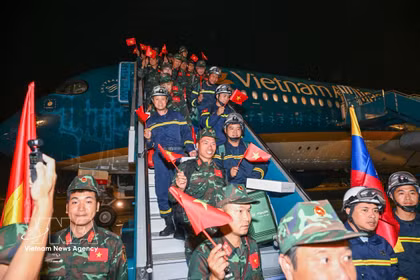 El contingente de búsqueda y salvamento del Ejército Popular de Vietnam regresa a su Patria tras completar una compleja misión humanitaria en Venezuela. (Foto: VNA)