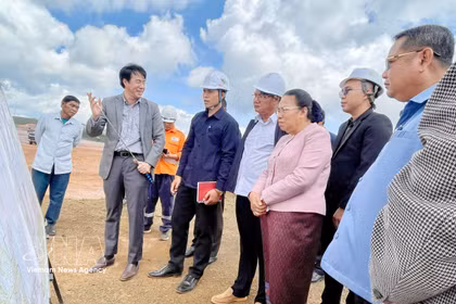 Visita vicepresidenta de Parlamento laosiano proyecto de inversión clave de Vietnam. (Foto: VNA)