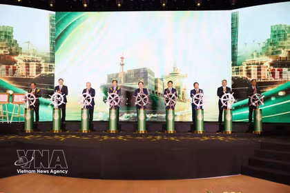 El viceprimer ministro Le Tien Chau y otros delegados en la ceremonia. (Foto: VNA)