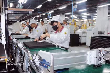 Los sectores manufacturero y de ingeniería impulsan el crecimiento de la contratación en Vietnam, con alta demanda de talento en tecnología, IA y semiconductores. Foto ilustrativa: VNA