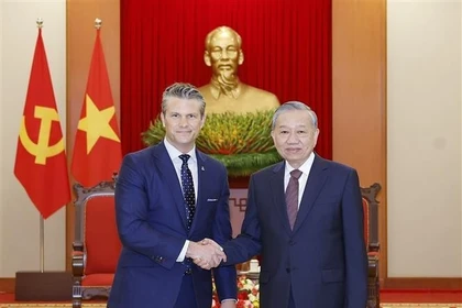 El secretario general del Partido Comunista de Vietnam, To Lam, y el secretario de Guerra de Estados Unidos, Pete Hegseth. (Fuente: VNA)
