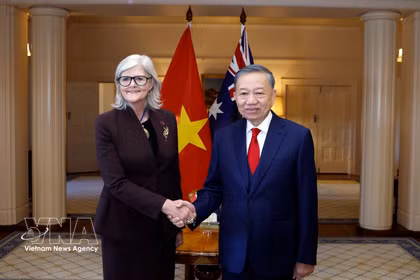 El secretario general del Partido Comunista y presidente de Vietnam, To Lam, y la gobernadora general de Australia, Sam Mostyn. (Foto: VNA)