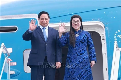 El primer ministro de Vietnam, Pham Minh Chinh, y su esposa parten de Hanoi para iniciar una visita oficial a Kuwait y Argelia, así como para participar en la Cumbre del G20 y en diversas actividades bilaterales en Sudáfrica. (Foto: VNA)