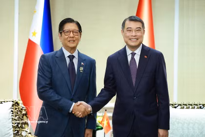 El primer ministro de Vietnam, Le Minh Hung, (derecha) y el presidente de Filipinas, Ferdinand Marcos Jr. (Foto: VNA)