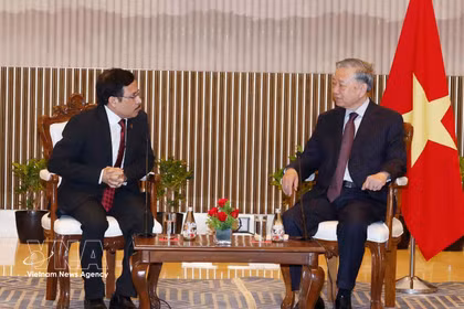 El secretario general del Partido Comunista y presidente de Vietnam, To Lam, y el presidente de la Corporación Nacional de Petróleo y Gas de la India (ONGC), Arun Kumar. (Foto: VNA)