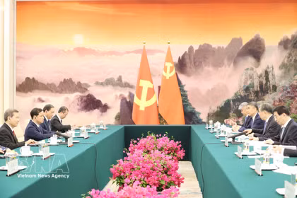 El miembro del Buró Político, secretario del Comité Central del Partido Comunista de Vietnam y jefe de su Comisión de Asuntos Internos, Le Minh Tri, se reúne en Beijing con el presidente del Comité Nacional de la Conferencia Consultiva Política del Pueblo Chino, Wang Huning. (Foto: VNA)