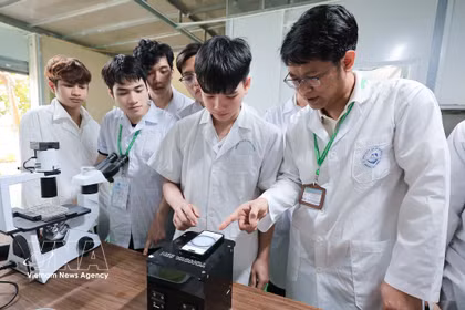Docente de la Academia de Agricultura de Vietnam orienta a los estudiantes en el manejo de equipos modernos integrados con IA e IoT para actividades de investigación. (Foto: VNA)