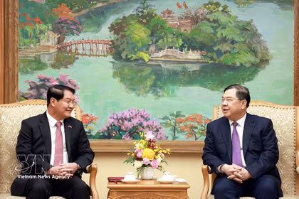 El viceprimer ministro permanente vietnamita, Pham Gia Tuc, y Athsaphangthong Siphandone, secretario del Comité municipal del Partido Popular Revolucionario de Laos y presidente del Consejo Popular de la capital laosiana. (Foto: VNA)