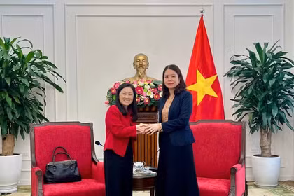 La viceministra de Relaciones Exteriores de Vietnam, Nguyen Minh Hang, y la nueva embajadora de Estados Unidos en el país, Jennifer Wicks. (Foto: Cancillería)