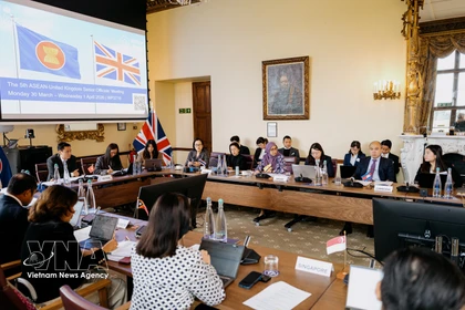 La quinta Reunión de Altos Funcionarios (SOM) ASEAN-Reino Unido. (Foto: VNA)