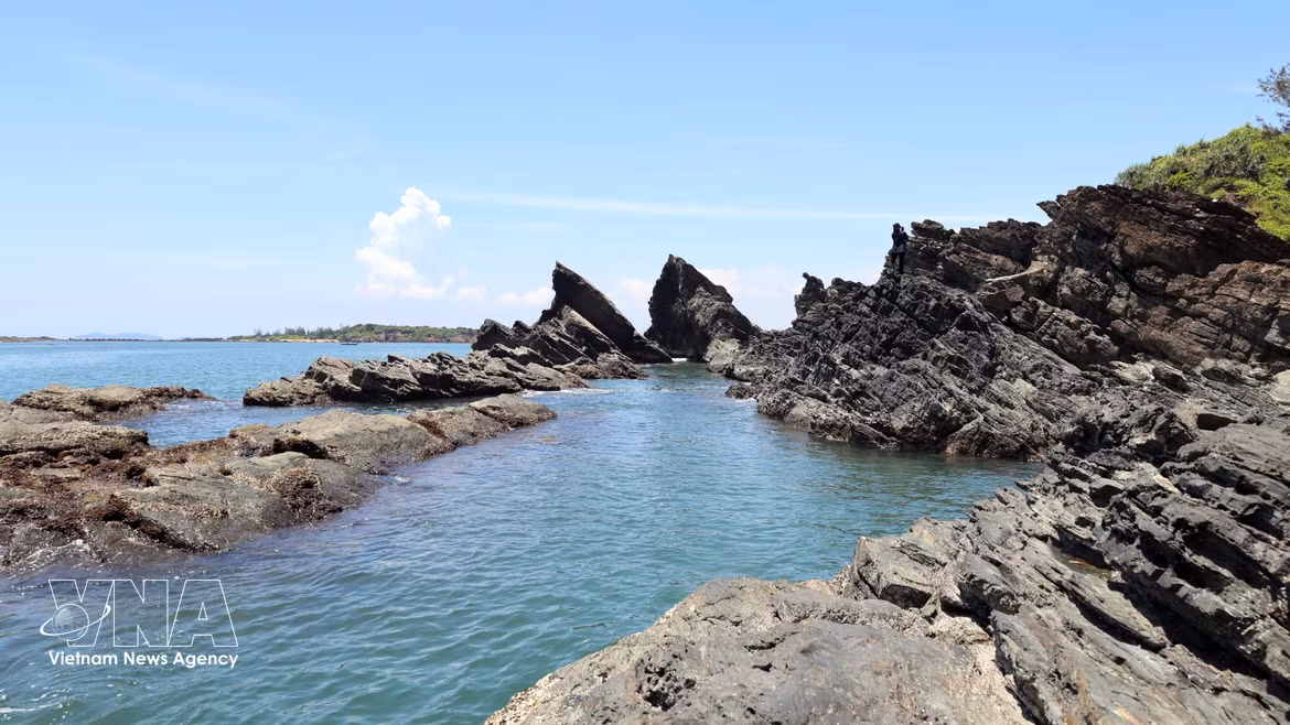 Belleza virginal de un monumento geológico en medio del mar